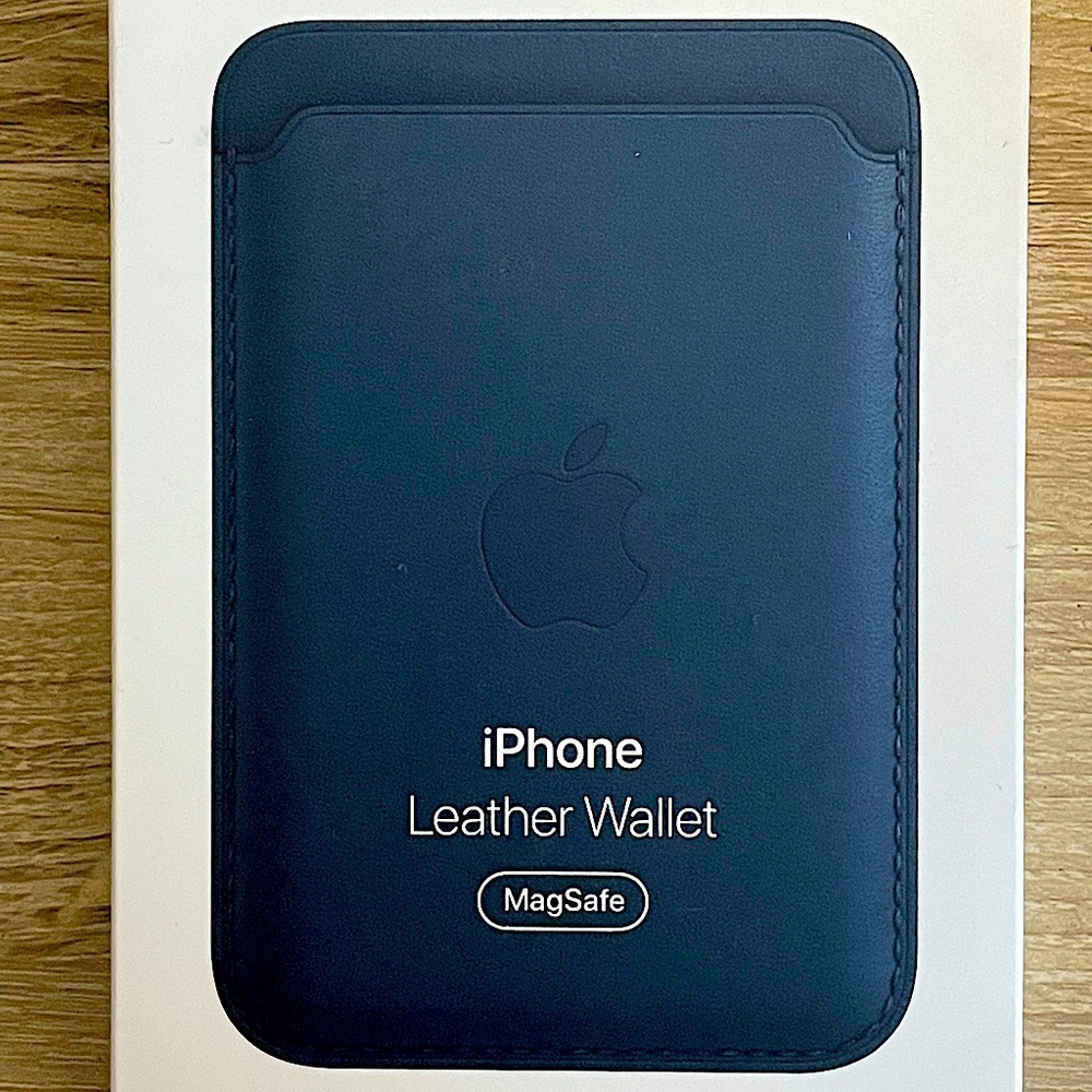 iPhone MagSafe leather wallet